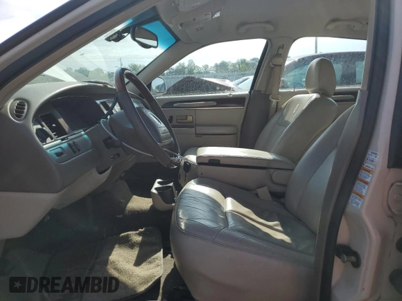 2003 Lincoln Town Car Cartier z VIN 1LNHM83W33Y690270, wystawiony jako Copart lot #51682235 z przebiegiem 118 355 mil mil oraz Szkoda całkowita • Salvage title. Historia ofert i sprzedaży dostępna na DreamBid. Obrazek 7.