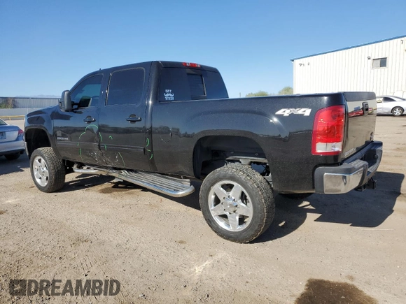 2013 GMC Sierra 2500HD SLT z VIN 1GT121C89DF194827, wystawiony jako Copart lot #57118415 z przebiegiem 104 669 mil mil oraz Szkoda całkowita • Salvage title. Historia ofert i sprzedaży dostępna na DreamBid. Obrazek 2.