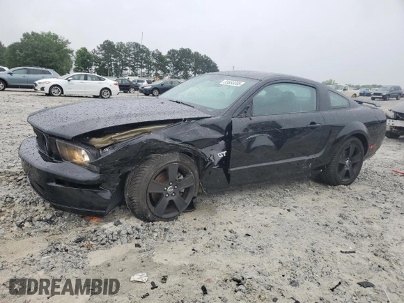 2006 Ford Mustang GT Deluxe z VIN 1ZVHT82H265242972, wystawiony jako Copart lot #55833205 z przebiegiem 53 375 mil mil oraz Szkoda całkowita • Salvage title. Historia ofert i sprzedaży dostępna na DreamBid. Obrazek 1.