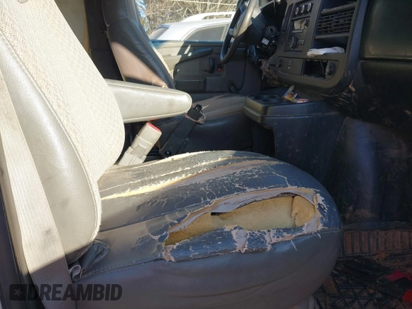 2008 Chevrolet City Express Cargo z VIN 1GCGG29K581113541, wystawiony jako IAAI lot #41686973 z przebiegiem 394 047 mil mil oraz . Historia ofert i sprzedaży dostępna na DreamBid. Obrazek 5.