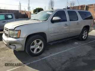 2009 Chevrolet Suburban LS z VIN 1GNFC16J89R288681, wystawiony jako Copart lot #48632505 z przebiegiem 115 956 mil mil oraz Czysty tytuł • Clean title. Historia ofert i sprzedaży dostępna na DreamBid. Obrazek 1.