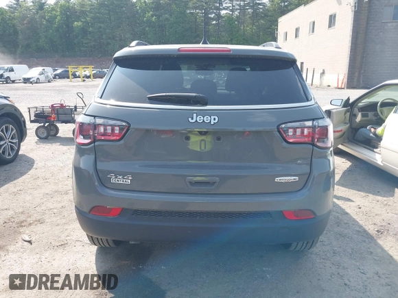2023 Jeep Compass Latitude Lux z VIN 3C4NJDFN8PT531229, wystawiony jako IAAI lot #42383427 z przebiegiem 6 979 mil mil oraz . Historia ofert i sprzedaży dostępna na DreamBid. Obrazek 16.