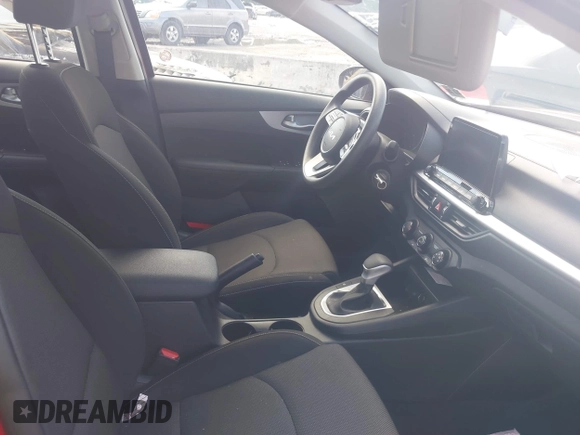 2024 Kia Forte LXS z VIN 3KPF24AD4RE746100, wystawiony jako IAAI lot #42257968 z przebiegiem 34 015 mil mil oraz . Historia ofert i sprzedaży dostępna na DreamBid. Obrazek 5.
