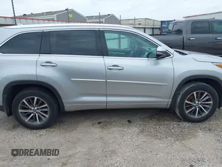 2017 Toyota Highlander XLE z VIN 5TDJZRFH6HS509725, wystawiony jako IAAI lot #42677602 z przebiegiem 120 311 mil mil oraz . Historia ofert i sprzedaży dostępna na DreamBid. Obrazek 13.
