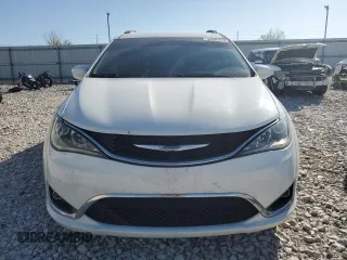 2017 Chrysler Pacifica Touring L with VIN 2C4RC1BG1HR519963, listed as a Copart auction lot 52800915 with 141,225 mi miles and Salvage Title. Bid and sale history available at DreamBid. Image 5.