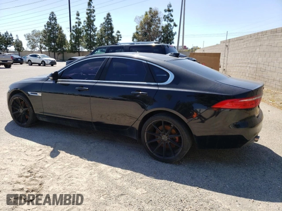2017 Jaguar XF 35t z VIN SAJBR4BV3HCY33012, wystawiony jako Copart lot #82433034 z przebiegiem 107 876 mil mil oraz Tytuł czysty. Historia ofert i sprzedaży dostępna na DreamBid. Obrazek 2.