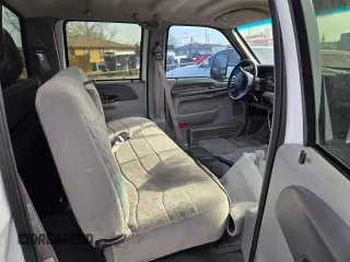 1999 Ford F-350 XL z VIN 1FTWW32F4XED65158, wystawiony jako Copart lot #41690765 z przebiegiem 147 314 mil mil oraz Czysty tytuł • Clean title. Historia ofert i sprzedaży dostępna na DreamBid. Obrazek 9.