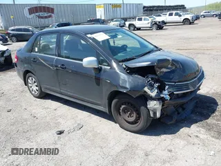 2009 Nissan Versa S z VIN 3N1BC11E59L382433, wystawiony jako IAAI lot #42161373 z przebiegiem 194 628 mil mil oraz . Historia ofert i sprzedaży dostępna na DreamBid. Obrazek 1.