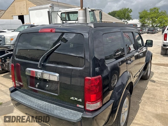 2007 Dodge Nitro SLT z VIN 1D8GU58K77W690568, wystawiony jako Copart lot #61766405 z przebiegiem 177 426 mil mil oraz Czysty tytuł • Clean title. Historia ofert i sprzedaży dostępna na DreamBid. Obrazek 4.