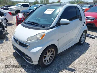 2013 Smart fortwo Pure z VIN WMEEJ3BA1DK649652, wystawiony jako IAAI lot #42040488 z przebiegiem 102 625 mil mil oraz . Historia ofert i sprzedaży dostępna na DreamBid. Obrazek 2.