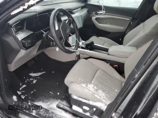 2022 Audi e-tron Prestige z VIN WA1VAAGE5NB039506, wystawiony jako Copart lot #83216424 z przebiegiem Nie podano mil oraz Szkoda całkowita • Salvage title. Historia ofert i sprzedaży dostępna na DreamBid. Obrazek 7.