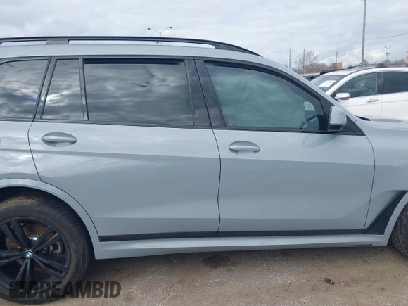 2025 BMW X7 xDrive40i z VIN 5UX23EM01S9W23566, wystawiony jako IAAI lot #41490415 z przebiegiem 8 144 mil mil oraz . Historia ofert i sprzedaży dostępna na DreamBid. Obrazek 13.