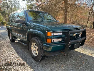 2000 Chevrolet Tahoe Z71 with VIN 1GNEK13R8YR162635, listed as a Copart auction lot 84332304 with 106,369 mi miles and Salvage title. Bid and sale history available at DreamBid. Image 1.