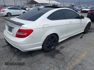 2014 Mercedes-Benz C 250 z VIN WDDGJ4HB6EG184292, wystawiony jako IAAI lot #42183329 z przebiegiem 122 449 mil mil oraz . Historia ofert i sprzedaży dostępna na DreamBid. Obrazek 4.