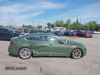 2022 Audi A5 Sportback Premium Plus z VIN WAUCBCF50NA032585, wystawiony jako IAAI lot #42234716 z przebiegiem 38 086 mil mil oraz . Historia ofert i sprzedaży dostępna na DreamBid. Obrazek 13.