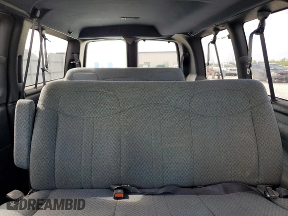 2000 GMC Savana z VIN 1GJHG35R0Y1116076, wystawiony jako Copart lot #50339725 z przebiegiem 263 035 mil mil oraz Nie do naprawy • Non repairable. Historia ofert i sprzedaży dostępna na DreamBid. Obrazek 10.