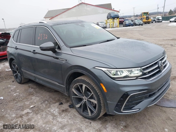 2022 Volkswagen Tiguan SEL R-Line with VIN 3VV4B7AX1NM159048, listed as a IAAI auction lot 41352532 with 33,394 mi miles. Bid and sale history available at carsss.com. Image 1.