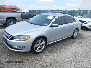 2014 Volkswagen Passat SEL Premium z VIN 1VWCN7A34EC091762, wystawiony jako IAAI lot #41769129 z przebiegiem 106 779 mil mil oraz . Historia ofert i sprzedaży dostępna na DreamBid. Obrazek 17.
