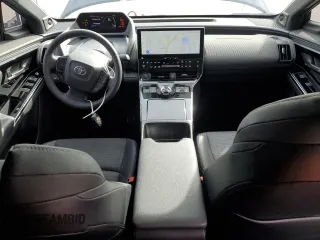 2023 Toyota bZ4X XLE z VIN JTMABACA7PA025037, wystawiony jako Copart lot #47398195 z przebiegiem 11 437 mil mil oraz Szkody całkowita. Historia ofert i sprzedaży dostępna na DreamBid. Obrazek 8.