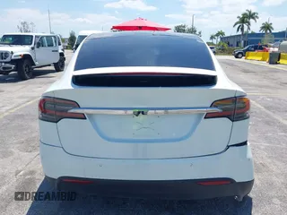 2017 Tesla Model X 90D z VIN 5YJXCBE20HF070252, wystawiony jako IAAI lot #42281644 z przebiegiem 39 362 mil mil oraz . Historia ofert i sprzedaży dostępna na DreamBid. Obrazek 16.