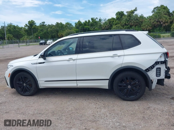 2022 Volkswagen Tiguan SE R-Line Black z VIN 3VVCB7AX8NM105497, wystawiony jako IAAI lot #42506294 z przebiegiem 29 821 mil mil oraz . Historia ofert i sprzedaży dostępna na DreamBid. Obrazek 15.