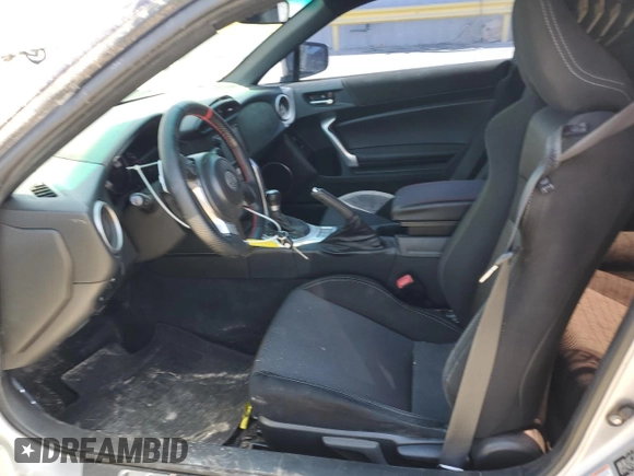 2017 Toyota 86 z VIN JF1ZNAA14H8708874, wystawiony jako Copart lot #47388425 z przebiegiem 79 024 mil mil oraz Szkoda całkowita • Salvage title. Historia ofert i sprzedaży dostępna na DreamBid. Obrazek 7.