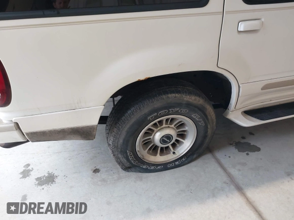 1998 Ford Explorer XL z VIN 1FMZU34E8WZB12600, wystawiony jako IAAI lot #42183517 z przebiegiem 196 799 mil mil oraz . Historia ofert i sprzedaży dostępna na DreamBid. Obrazek 6.