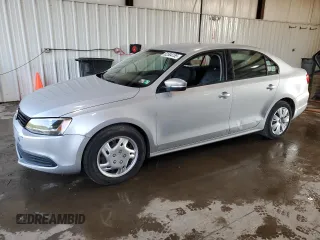 2014 Volkswagen Jetta SE z VIN 3VWD17AJXEM359436, wystawiony jako Copart lot #62504155 z przebiegiem 116 367 mil mil oraz Czysty tytuł • Clean title. Historia ofert i sprzedaży dostępna na DreamBid. Obrazek 1.
