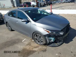 2023 Kia Forte LXS z VIN 3KPF24AD7PE672054, wystawiony jako IAAI lot #41841524 z przebiegiem 50 022 mil mil oraz . Historia ofert i sprzedaży dostępna na DreamBid. Obrazek 1.