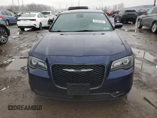 2015 Chrysler 300 S z VIN 2C3CCABT1FH842808, wystawiony jako Copart lot #43332535 z przebiegiem 132 167 mil mil oraz Czysty tytuł • Clean title. Historia ofert i sprzedaży dostępna na DreamBid. Obrazek 5.