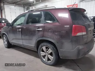 2013 Kia Sorento EX z VIN 5XYKUDA29DG313777, wystawiony jako IAAI lot #41574912 z przebiegiem 120 003 mil mil oraz . Historia ofert i sprzedaży dostępna na DreamBid. Obrazek 3.
