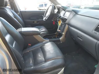 2006 Honda Pilot EX-L with RES with VIN 5FNYF28696B013992, listed as a IAAI auction lot 41853969 with 258,069 mi miles. Bid and sale history available at carsss.com. Image 5.