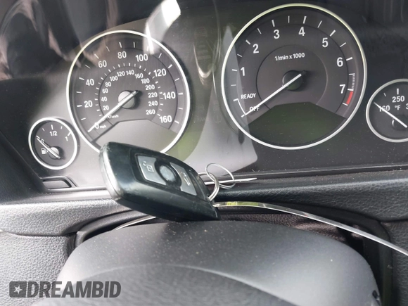 2013 BMW 3 Series 320i xDrive с VIN WBA3C3C55DF982704, выставлен на аукционе IAAI как лот 42129268 с пробегом 112 318 миль миль и . История ставок и продаж доступна на DreamBid. Изображение 11.