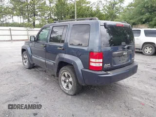 2008 Jeep Liberty Sport z VIN 1J8GN28K78W230816, wystawiony jako IAAI lot #42386840 z przebiegiem 113 004 mil mil oraz . Historia ofert i sprzedaży dostępna na DreamBid. Obrazek 3.