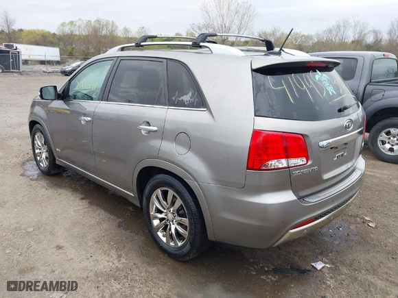 2013 Kia Sorento SX with VIN 5XYKWDA28DG353133, listed as a IAAI auction lot 41995341 with 184,297 mi miles. Bid and sale history available at carsss.com. Image 3.