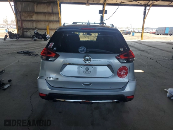 2017 Nissan Rogue SV z VIN JN8AT2MT3HW143002, wystawiony jako Copart lot #53557855 z przebiegiem 120 193 mil mil oraz Szkody całkowita. Historia ofert i sprzedaży dostępna na DreamBid. Obrazek 6.