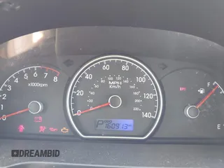 2009 Hyundai Elantra SE z VIN KMHDU46D39U818296, wystawiony jako IAAI lot #42335479 z przebiegiem 160 913 mil mil oraz . Historia ofert i sprzedaży dostępna na DreamBid. Obrazek 7.