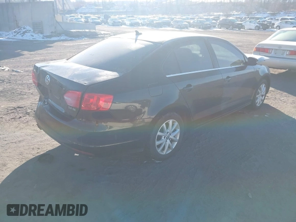 2013 Volkswagen Jetta Sedan SE w/Convenience/Sunroof with VIN 3VWBP7AJ1DM402355, listed as a IAAI auction lot 41402360 with 146,272 mi miles. Bid and sale history available at carsss.com. Image 4.