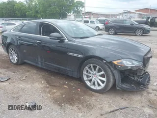 2019 Jaguar XJ R-Sport z VIN SAJWA1C74K8W22094, wystawiony jako IAAI lot #42355453 z przebiegiem 80 959 mil mil oraz . Historia ofert i sprzedaży dostępna na DreamBid. Obrazek 1.
