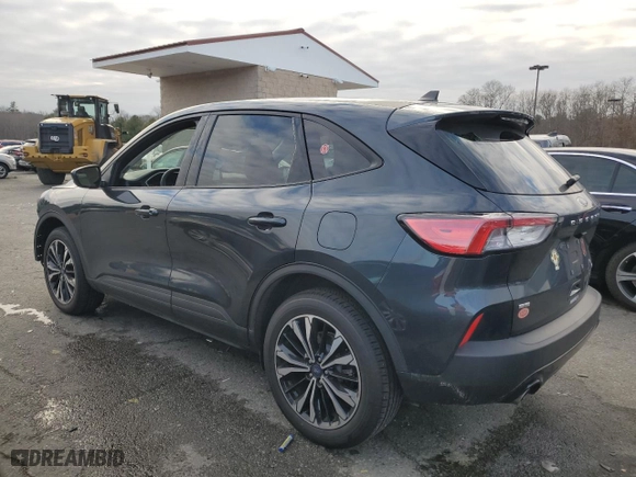 2022 Ford Escape SE with VIN 1FMCU9G6XNUB15765, listed as a Copart auction lot 41702435 with 32,935 mi miles and Salvage Title. Bid and sale history available at carsss.com. Image 2.