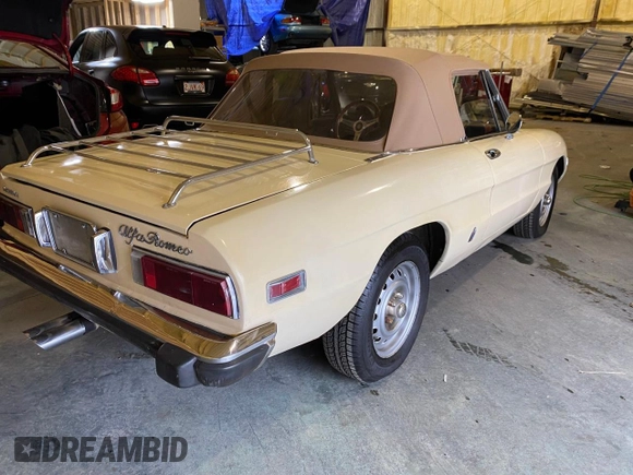 1973 Alfa Romeo Spider z VIN AR3041681, wystawiony jako Copart lot #55390735 z przebiegiem 20 513 mil mil oraz Tytuł czysty. Historia ofert i sprzedaży dostępna na DreamBid. Obrazek 4.
