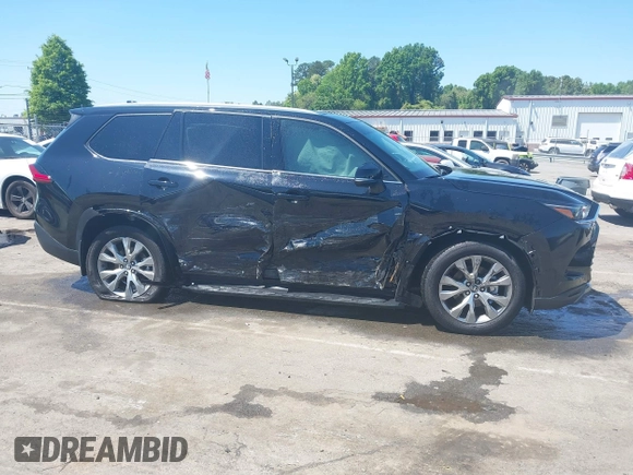 2024 Toyota Highlander XLE z VIN 5TDAAAB51RS058547, wystawiony jako IAAI lot #41967637 z przebiegiem 13 191 mil mil oraz . Historia ofert i sprzedaży dostępna na DreamBid. Obrazek 13.
