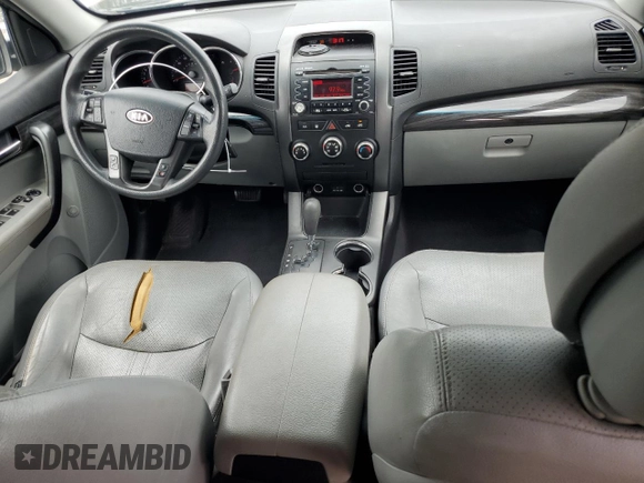 2012 Kia Sorento LX z VIN 5XYKT3A17CG274495, wystawiony jako Copart lot #56321925 z przebiegiem 130 439 mil mil oraz Szkoda całkowita • Salvage title. Historia ofert i sprzedaży dostępna na DreamBid. Obrazek 8.