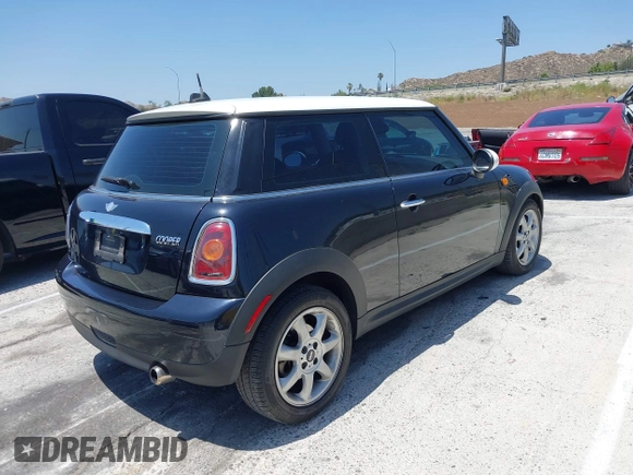 2008 MINI Hardtop z VIN WMWMF33528TT64971, wystawiony jako IAAI lot #42374839 z przebiegiem 119 385 mil mil oraz . Historia ofert i sprzedaży dostępna na DreamBid. Obrazek 4.