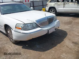 2009 Lincoln Town Car Signature Limited z VIN 2LNHM82V89X631457, wystawiony jako IAAI lot #42304251 z przebiegiem 116 211 mil mil oraz . Historia ofert i sprzedaży dostępna na DreamBid. Obrazek 6.