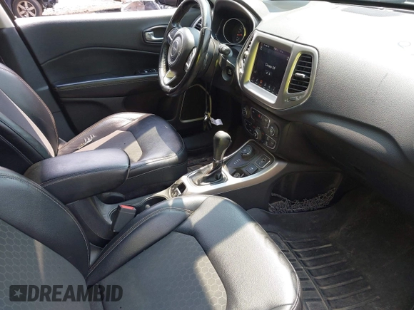 2018 Jeep Compass Latitude z VIN 3C4NJDBB4JT100129, wystawiony jako IAAI lot #42472329 z przebiegiem 178 340 mil mil oraz . Historia ofert i sprzedaży dostępna na DreamBid. Obrazek 5.