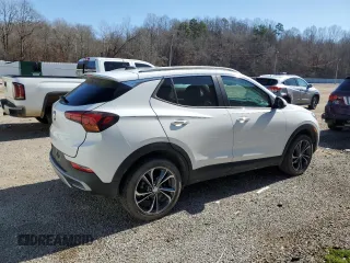 2020 Buick Encore GX Select z VIN KL4MMDS27LB115872, wystawiony jako Copart lot #43366635 z przebiegiem 59 095 mil mil oraz Szkoda całkowita • Salvage title. Historia ofert i sprzedaży dostępna na DreamBid. Obrazek 3.