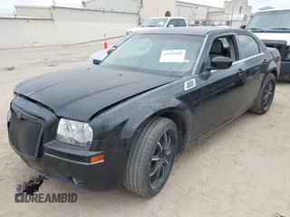 2007 Chrysler 300 Touring z VIN 2C3LA53G57H721960, wystawiony jako IAAI lot #42024456 z przebiegiem 220 899 mil mil oraz . Historia ofert i sprzedaży dostępna na DreamBid. Obrazek 2.