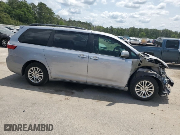 2017 Toyota Sienna XLE Auto Access Seat z VIN 5TDYZ3DC4HS777756, wystawiony jako Copart lot #54492365 z przebiegiem 183 890 mil mil oraz Czysty tytuł • Clean title. Historia ofert i sprzedaży dostępna na DreamBid. Obrazek 4.