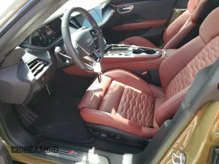 2022 Audi RS e-tron GT z VIN WAUBHBFWXN7904541, wystawiony jako Copart lot #68877093 z przebiegiem 2676 mil mil oraz . Historia ofert i sprzedaży dostępna na DreamBid. Obrazek 7.